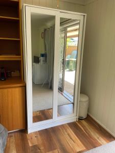 een schuifdeur met een spiegel in een kamer bij Canberra Hospital Locum Welcome in Harman