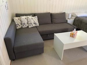een woonkamer met een bank en een salontafel bij Canberra Hospital Locum Welcome in Harman