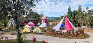 - un groupe de tentes dans un parc dans l'établissement Wangnamkeaw Goodviewresort, à Ban Kom