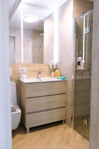 ein Badezimmer mit Waschbecken, Toilette und Dusche in der Unterkunft Home by the Lake nr 8 in Sibiu + 27 Fotos