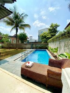 piscina con divano e couchituresituresitures di DnS House a Babakan Madang