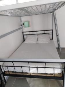 um beliche num quarto com uma estrutura de cama em Le studio médocain em Cussac-Fort-Medoc