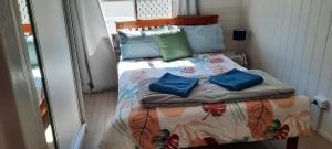 Postel nebo postele na pokoji v ubytování CHURCHILL COTTAGE- 94 Churchill St Maryborough QLD