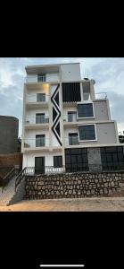 um grande edifício branco com janelas do lado em Kigali Swift Rentals em Kigali