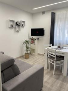 uma sala de estar com um sofá e uma mesa em Bnb apartment Ferrara em Udine