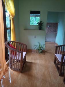 sala de estar con 2 sillas y mesa en Oshee Home en Polonnaruwa
