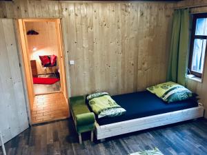 Una cama o camas en una habitación de Chata na sjezdovce 34 fotos más