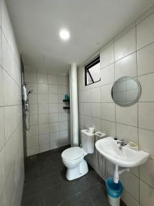 バヤンレパスにあるThe Sun 1 or 3BR Bayan Lepas 4 to 10 pax WLのバスルーム(トイレ、洗面台付) +37枚の写真