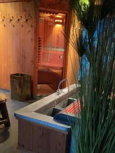een badkamer met een wastafel en een bad bij Recreatiepark Wiringherlant in Hippolytushoef