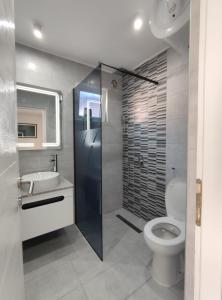 łazienka z toaletą i umywalką w obiekcie Nikolic Apartment 2 w mieście Leskovac