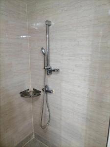 y baño con ducha con cabezal de ducha. en Sea Sand Sun Resort, en Ban Phe