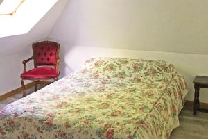 La CroixにあるAppartement du Commun au Château de Chanteloupのベッドと赤い椅子のある寝室 +28枚の写真