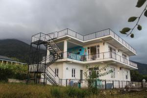 Nespecifikovaný výhled na hory nebo výhled na hory při pohledu z hostelu