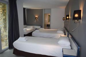 Postel nebo postele na pokoji v ubytování HOTEL VICTORIA