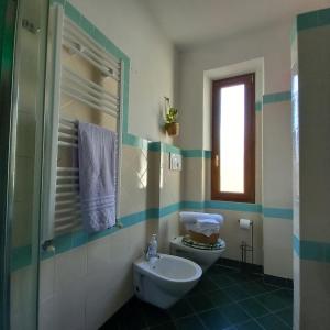 ein Bad mit einem WC und einem Waschbecken in der Unterkunft Appartamento centro storico Firenze, Luna House in Florenz