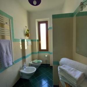 ein Bad mit einem Waschbecken, einem WC und einem Fenster in der Unterkunft Appartamento centro storico Firenze, Luna House in Florenz