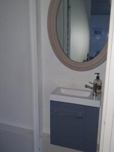 Maison à Quiberon في كويبيرون: حمام مع حوض ومرآة