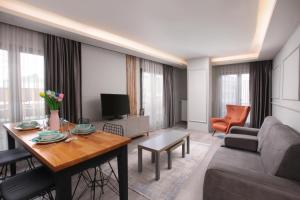 Park Çağlayan Hotel في إسطنبول: غرفة معيشة مع أريكة وطاولة