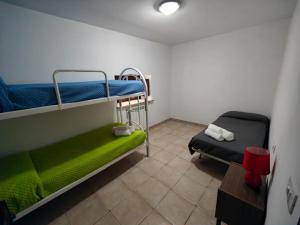 Habitación pequeña con 2 literas y mesa. en Il BORGOIN, en Barrea