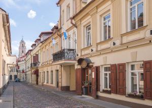 een lege straat in een stad met gebouwen bij Lollo Residence - Lollo Luxury in Vilnius