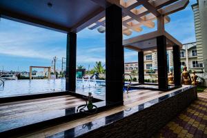 曼塔莫尼的住宿－Gogol Beach Resort，从带水上乐园的度假村的游泳池欣赏到风景