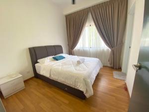 - une chambre avec un lit et une grande fenêtre dans l'établissement Little Boo Homestay @ Kota Warisan, à Sepang