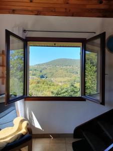 ventana en una habitación con vistas a la montaña en Le Chant du Loriot en Labaroche