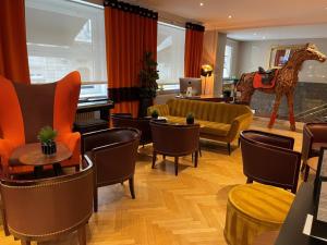 Maison LUTETIA R في ستراسبورغ: لوبي الفندق والكراسي وتمثال الزرافة