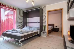 1 dormitorio con cama grande y ventana grande en Ferienwohnung Diamond, en Friedrichshafen