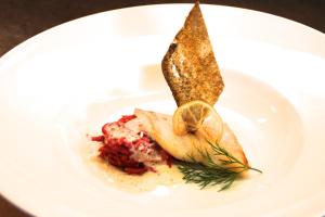 un piatto bianco con sopra un pezzo di cibo di Hotel Alphof Stubaital a Fulpmes