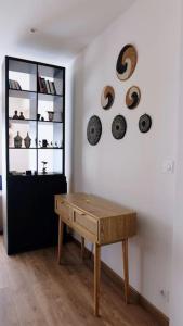 una habitación con una mesa y platos en la pared en Chambre spacieuse et lumineuse chez l'habitant, en Niza