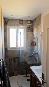baño con ducha, lavabo y ventana en Chambre spacieuse et lumineuse chez l'habitant, en Niza
