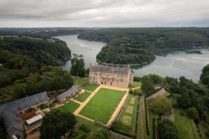 an aerial view of a castle and a river at Gîte de la Presqu'île de Lézardrieux, adapté PMR in Lézardrieux