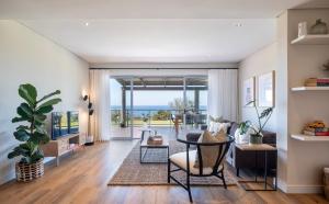 uma sala de estar com vista para o oceano em Bright Simbithi apartment with beautiful sea views em Ballito