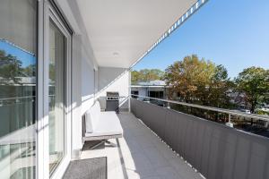 un balcón con un banco en un edificio en Lit Living: Luxus - Box Spring - Parking - Terrace en Ludwigshafen am Rhein