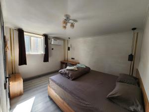ein Schlafzimmer mit einem großen Bett und einem Fenster in der Unterkunft Green House Hostel in Duschanbe