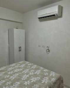 a bedroom with a bed and a air conditioner on the wall at APARTAMENTO PROXIMO À UFPE in Recife