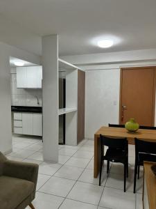 - une cuisine et une salle à manger avec une table et des chaises dans l'établissement APARTAMENTO PROXIMO À UFPE, à Récife