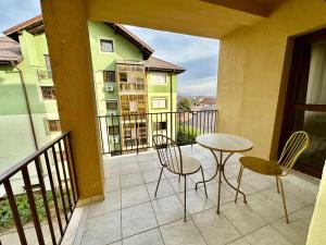 einen Balkon mit einem Tisch und Stühlen in der Unterkunft Apartament Novara 1 in Craiova