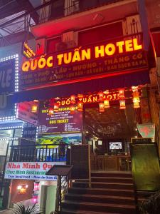 un restaurant avec un panneau indiquant l'hôtel de tramway ape dans l'établissement Quoc Tuan Hotel Sapa, à Sa Pa