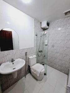 e bagno con servizi igienici, lavandino e doccia. di Sinakhone Vientiane Hotel a Vientiane