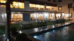 un hotel con piscina, mesas y sillas en Hotel Labella Bergama, en Bergama