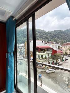 - une vue sur la ville depuis la fenêtre dans l'établissement Quoc Tuan Hotel Sapa, à Sa Pa