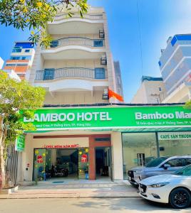 BAMBOO Hotel Vung Tau في فنغ تاو: فندق فيه سيارات تقف امامه +11 صورة