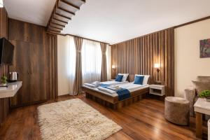 A bed or beds in a room at Beluga Guest House