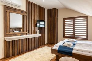 A bed or beds in a room at Beluga Guest House