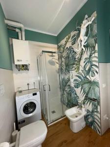 a bathroom with a toilet and a washing machine at Cairoli Apartment in Ravenna