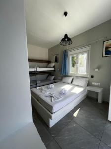 een slaapkamer met een groot bed in een kamer bij Princess Sissy in Ios Chora