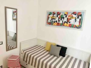 um quarto com duas camas e um quadro na parede em Inner City History House em Cagliari