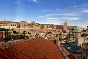uma vista para uma cidade com edifícios e telhados em Inner City History House em Cagliari